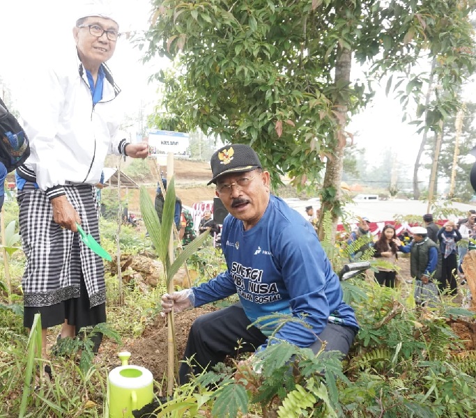 Penanaman bibit pohon kelapa secara simbolis dalam Festival Perhutanan Sosial di Hutan Desa Besakih, Kecamatan Rendang, Karangasem pada Senin (9/9/2024).