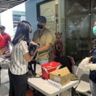 Puluhan pawrents dan anak-anak bulu kesayangannya terlihat antusias mengikuti acara vaksinasi gratis Pet Kingdom Living World Denpasar, Minggu 15 September 2024.