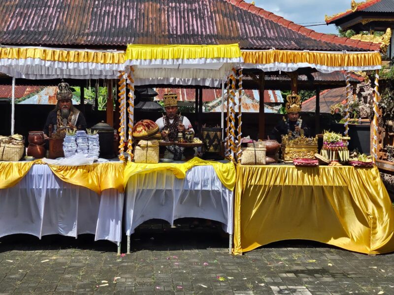 Tiga sulinggih muput upacara pawintenan bersama di Banjar Adat Bakung, Sukasada, Kabupaten Buleleng pada Sabtu (8/2/2025) bertepatan hari Saraswati.