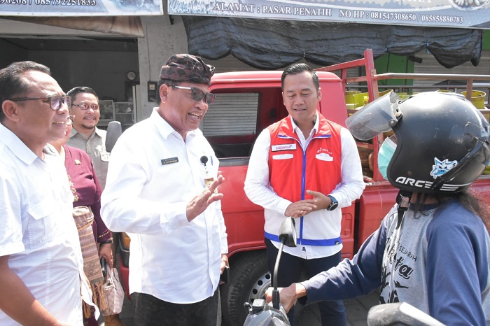 Sekda Kota Denpasar, Alit Wiradana, saat melaksanakan sidak sekaligus meninjau proses distribusi LPG 3 kg kepada konsumen pada Kamis (6/2/2025).