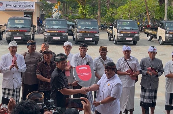 Bupati Jembrana I Made Kembang Hartawan saat menyerahkan bantuan mobil pickup untuk desa adat pada Selasa (25/3/2025) di Halaman Gedung Kesenian Bung Karno.