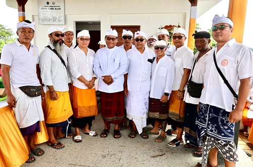 Sekda Kota Denpasar, Alit Wiradana, menghadiri upacara melaspas bangunan Balai Bendega Kelompok Nelayan KUB Mina Sari Asih di Pantai Matahari Terbit, Sanur.