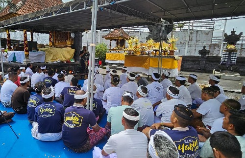 Para warga binaan Lapas Narkotika Bangli mendengarkan wejangan dari Ida Dukuh Celagi dalam pelaksanaan upacara pawintenan.
