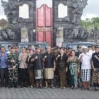 Penyerahan mobil pikap dari Pemkab Jembrana kepada desa adat.