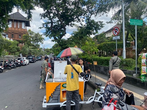 Satpol PP Denpasar saat penertiban PKL di Taman Lumintang pada Kamis, 1 Mei 2025.