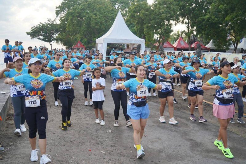 Gelaran Surya Metu Festival yang juga diramaikan fun run pada Minggu (10/8/2025) di depan Pura Dalem Setra, Desa Adat Batununggul, Kecamatan Nusa Penida, Klungkung.