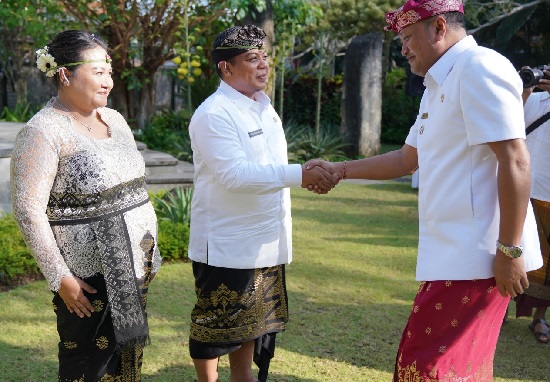 Bupati Gianyar I Made Mahayastra melantik I Gusti Bagus Adi Widya Utama sebagai Sekda Gianyar, Senin 1 September 2025.