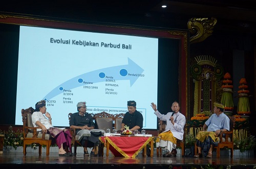 Ida Pandita Mpu Brahmananda (Prof I Gede Pitana) saat memaparkan materi.