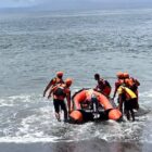Upaya pencarian korban hanyut di Pantai Purnama, Sukawati, Gianyar, dilakukan oleh tim SAR gabungan menggunakan perahu karet.