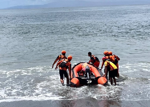 Upaya pencarian korban hanyut di Pantai Purnama, Sukawati, Gianyar, dilakukan oleh tim SAR gabungan menggunakan perahu karet.