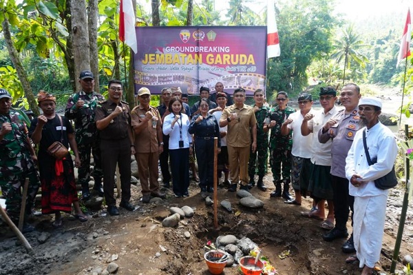 Pemkab Jembrana berkolaborasi dengan TNI AD melalui Kodim 1617 Jembrana melaksanakan peletakan batu pertama (groundbreaking) pembangunan Jembatan Perintis Garuda, Senin 30 Maret 2026.