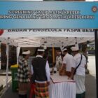 Pemedek Pura Besakih diperiksa oleh petugas screening untuk memastikan mereka tidak menggunakan plastik sekali pakai.