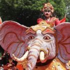 Parade budaya dari sembilan kecamatan di Kabupaten Buleleng sukses memeriahkan peringatan Hari Ulang Tahun ke-422 Kota Singaraja.