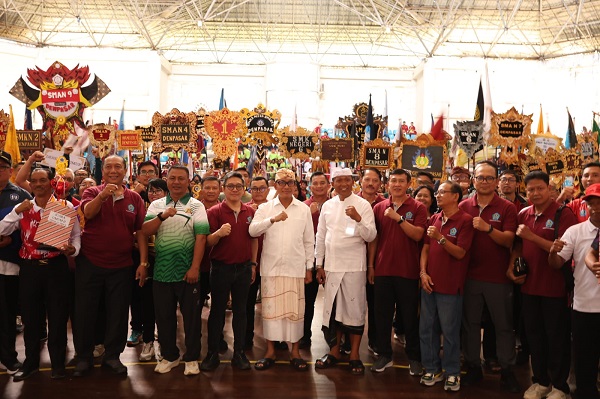 Sekda Kota Denpasar, IGN Eddy Mulya menutup Porsenijar Kota Denpasar 2026 di GOR Lila Buana.