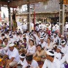 Para pemedek memenuhi area Pura Ulun Danu Batur, Kintamani, Bangli, Sabtu 4 April 2026.