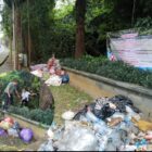 Salah satu spanduk larangan pembuangan sampah yang dipasang Pemerintah Desa Kemenuh di barat Jembatan Blahbatuh. Tumpukan sampah yang berhasil diangkat dari lokasi tersebut, Selasa 7 April 2026.