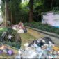 Salah satu spanduk larangan pembuangan sampah yang dipasang Pemerintah Desa Kemenuh di barat Jembatan Blahbatuh. Tumpukan sampah yang berhasil diangkat dari lokasi tersebut, Selasa 7 April 2026.