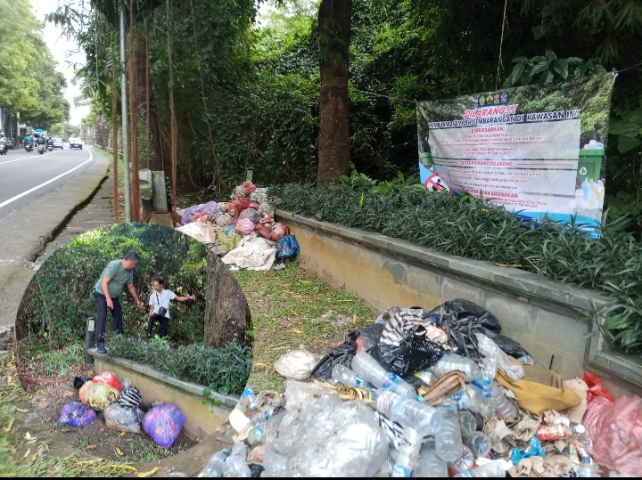 Salah satu spanduk larangan pembuangan sampah yang dipasang Pemerintah Desa Kemenuh di barat Jembatan Blahbatuh. Tumpukan sampah yang berhasil diangkat dari lokasi tersebut, Selasa 7 April 2026.