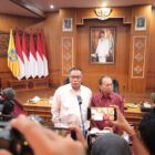 Menteri LH Jumhur Hidayat bersama Gubernur Bali Wayan Koster.