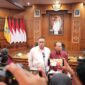 Menteri LH Jumhur Hidayat bersama Gubernur Bali Wayan Koster.