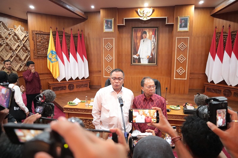Menteri LH Jumhur Hidayat bersama Gubernur Bali Wayan Koster.
