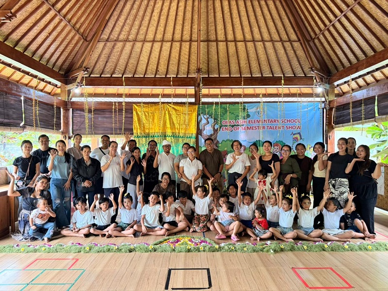 Foto bersama para siswa, orang tua, dan dewan guru Olas Asih Elementary School usai kegiatan talent show pada Jumat 12 Juni 2026.