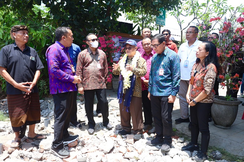 Mendikdasmen Abdul Mu’ti didampingi Wali Kota Denpasar Jaya Negara meninjau proyek bantuan revitalisasi di SD Negeri 15 Dangin Puri, Jumat 2 Oktober 2026.