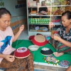 Para perajin saab mute di Desa Nagasepaha, Kecamatan Buleleng, masih bertahan di tengah perubahan zaman.