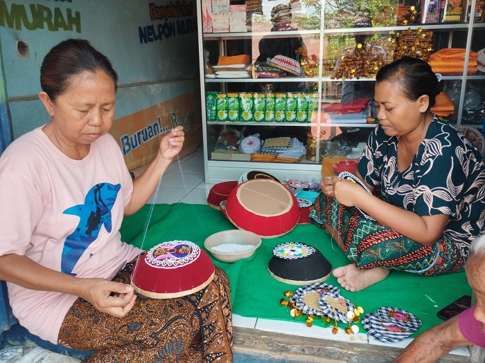Para perajin saab mute di Desa Nagasepaha, Kecamatan Buleleng, masih bertahan di tengah perubahan zaman.