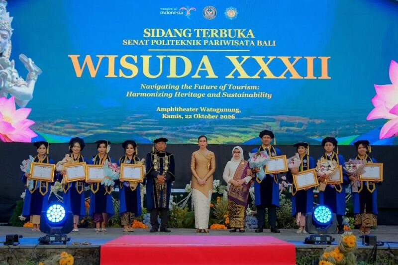 Menteri Pariwisata, Widiyanti Putri Wardhana, menghadiri Upacara Wisuda Poltekpar Bali, Kamis (20/10/2026).